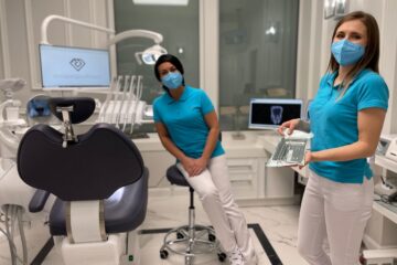 dr Barbara Galińska i asystentka stomatologiczna prezentująca zestaw narzędzi