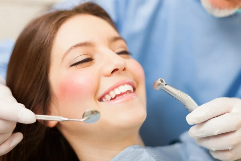 Radosna pacjentka stomatologiczna